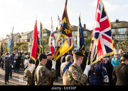 New Brighton, Merseyside, England. 9. November 2014. Veteranen, Familien und Menschen, die ihren Respekt zollen wollen entpuppen sich die Remembrance Day Service am Kriegerdenkmal Wallasey. Bildnachweis: Peter Carr/Alamy Live-Nachrichten Stockfoto