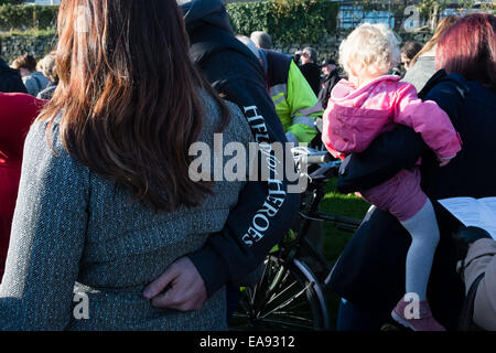 New Brighton, Merseyside, England. 9. November 2014. Veteranen, Familien und Menschen, die ihren Respekt zollen wollen entpuppen sich die Remembrance Day Service am Kriegerdenkmal Wallasey. Bildnachweis: Peter Carr/Alamy Live-Nachrichten Stockfoto