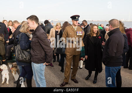 New Brighton, Merseyside, England. 9. November 2014. Veteranen, Familien und Menschen, die ihren Respekt zollen wollen entpuppen sich die Remembrance Day Service am Kriegerdenkmal Wallasey. Bildnachweis: Peter Carr/Alamy Live-Nachrichten Stockfoto