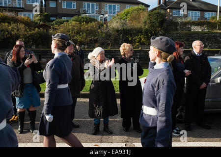 New Brighton, Merseyside, England. 9. November 2014. Veteranen, Familien und Menschen, die ihren Respekt zollen wollen entpuppen sich die Remembrance Day Service am Kriegerdenkmal Wallasey. Bildnachweis: Peter Carr/Alamy Live-Nachrichten Stockfoto