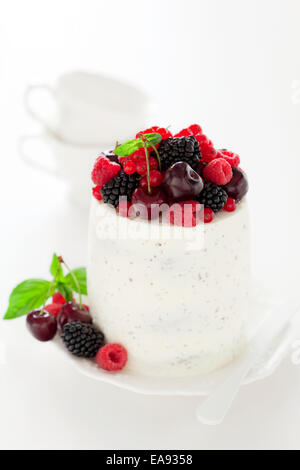 Kuchen mit frischen Beeren Stockfoto