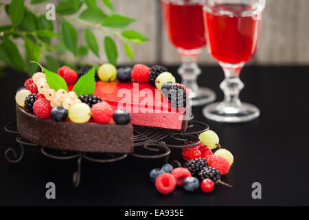 Schokolade-Himbeer-Tarte mit frischen Beeren Stockfoto