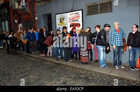 Tori Amos trifft Fans außerhalb der Bühneneingang des The Olympia Theatre vor ihrem Auftritt später am Abend (07 Mai 14). Amos traf sich individuell mit ihren Fans und bat sie, helfen, Songs für ihr Set-Liste zu wählen. Die amerikanische Sängerin ist in Irland im Rahmen der Durchführung Stockfoto