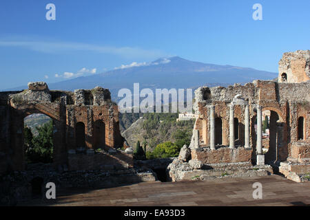 Mit Blick auf den Ätna mit Säulen und Bühne für das griechische Theater in Taormina im Vordergrund Stockfoto