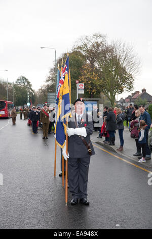 , Royal British Legion Fahnenträger kommen an der Gedenkgottesdienst in Orpington Kent stattfand Stockfoto