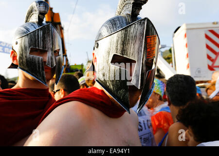 Athen, Griechenland. 9. November 2014. Spartan Kostüme tragen zwei Läufer vor dem Start des Athen-Marathons.  Mehr als 13.000 nahmen an der 32. jährlichen Athen Marathon der authentischen Teil. Die Strecke des Marathons folgte die ursprüngliche Route der alten Strecke von Marathon in Attika, das Panathinaikon-Stadion in Athen. Stockfoto