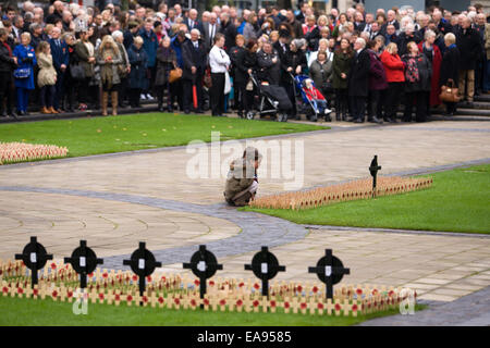 Belfast, Nordirland. 9. November 2014. Zwei Kleinkinder, Blick auf die hölzerne Kreuze am Cenotaph in Belfast zum Gedenken an den nationalen Tag des Gedenkens Stockfoto