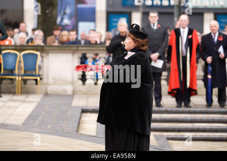 Belfast, Nordirland. 9. November 2014. Ihre Majestät Lord Lieutenant of the county Borough von Belfast Frau Fionnuala Jay-O'Boyle CBE legte einen Kranz am Ehrenmal in Belfast zum Gedenken an den nationalen Tag des Gedenkens Stockfoto