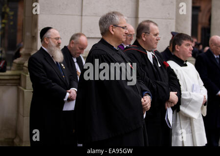 Belfast, Nordirland. 9. November 2014. Führungskräfte aus den wichtigsten religiösen Gruppen am Cenotaph in Belfast zum Gedenken an den nationalen Tag des Gedenkens Stockfoto