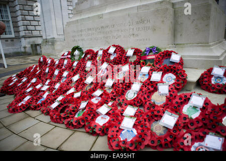 Belfast, Nordirland. 9. November 2014. Kränze niedergelegt auf dem Kenotaph in Belfast zum Gedenken an den nationalen Tag des Gedenkens Stockfoto