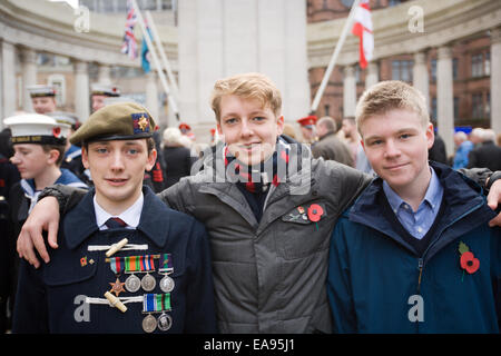 Belfast, Nordirland. 9. November 2014. L-R Ross McVittie, Andrew Johnston und Sam McClintock am Cenotaph in Belfast zum Gedenken an den nationalen Tag des Gedenkens Stockfoto