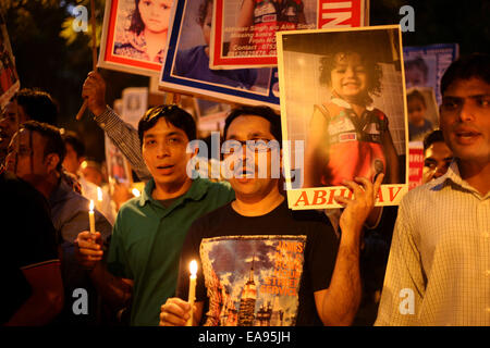 Menschen nehmen Teil in eine Kerze Licht Protest zur Unterstützung eine vermisste Kinder Familie Jantar Mantar am Sonntag in Neu-Delhi. Familien von Uttar Pradesh (ein Nachbarstaat von Delhi) protestierten für ihren Bedarf an schnelle Anfrage nach ihrem vermissten Kindern. Bildnachweis: Anil Kumar Shakya/Pacific Press/Alamy Live-Nachrichten Stockfoto