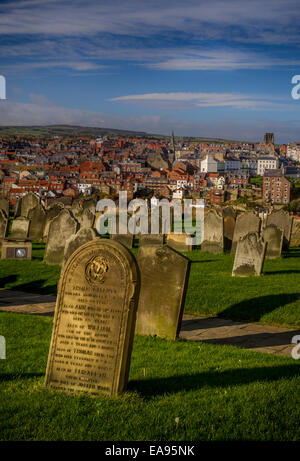 Ein Blick von Whitby von den Grabsteinen in der Nähe von Whiby Abbey, Yorkshire, Großbritannien Stockfoto