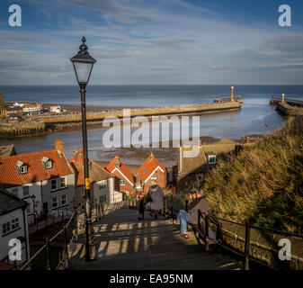 199 Stufen in Whitby mit Hafen von Whitby, Yorkshire, Großbritannien Stockfoto