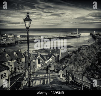 199 Stufen in Whitby mit Hafen von Whitby, Yorkshire, Großbritannien Stockfoto