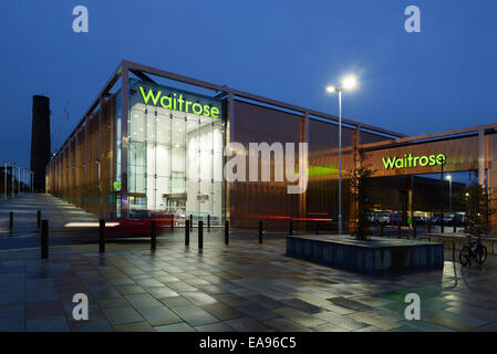 Der Haupteingang in den Waitrose-Supermarkt in Chester UK Stockfoto