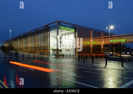 Der Haupteingang in den Waitrose-Supermarkt in Chester UK Stockfoto