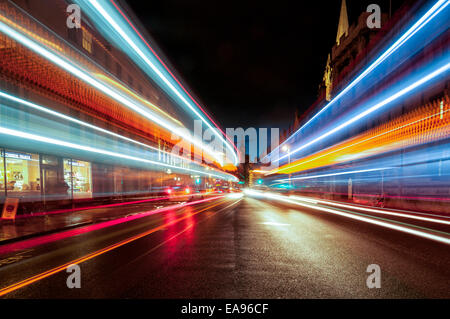 Oxford High Street in der Nacht mit Leuchtspuren von vorbeifahrenden Fahrzeugen Stockfoto