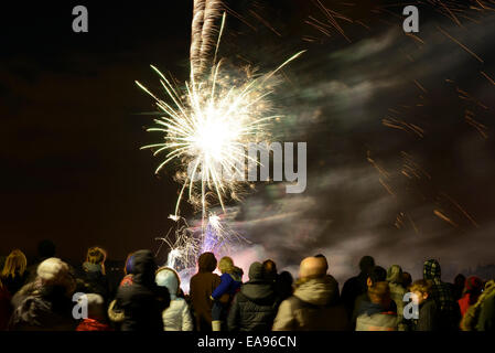 Menschenmassen genießen eine 5. November Feuerwerk im Stadtzentrum von Chester UK Stockfoto