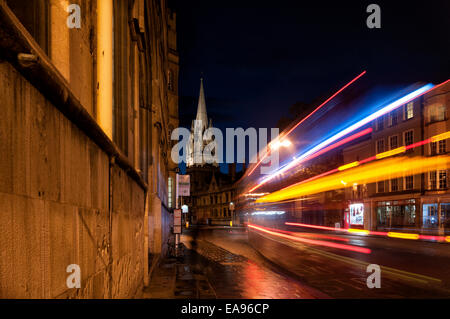 Oxford High Street in der Nacht mit Streifen von Licht aus einem vorbeifahrenden bus Stockfoto