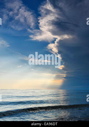 Gewitterwolken über dem Ozean Stockfoto