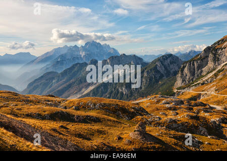 Ein Blick vom Mangart Berg in Slowenien mit Italien am Horizont. Stockfoto