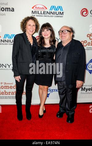 Danny DeVito, Frau Rhea Perlman und Tochter Lucy DeVito INTERNATIONAL MYELMOA 8TH ANNUAL Komödie GRÜNDUNGSFEIER 2014.08.11 Hollywood Stockfoto