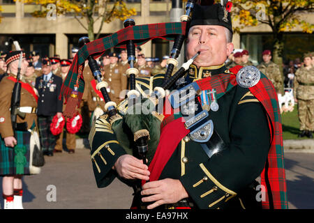 Glasgow, UK. 09 Nov, 2014. Die jährliche Erinnerung Tag der Parade wurde am Ehrenmal auf dem George Square, Glasgow, außerhalb der Stadt in der Kammern. Alle schottischen Regimenter und bewaffnete Dienste waren bei der Parade und viele Würdenträger vertreten und die Mitglieder des schottischen Parlaments auch Kränze, einschließlich Nicola Stör, Erster Minister benennen, Johanne Lamont, früher Führer der Labour Party in Schottland und Ruth Davidson, der Führer der Schottischen Konservativen zu legen. Credit: Findlay/Alamy leben Nachrichten Stockfoto