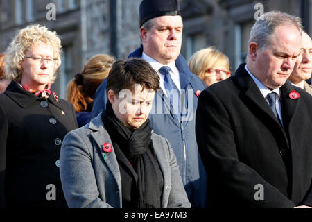 Glasgow, UK. 09 Nov, 2014. Die jährliche Erinnerung Tag der Parade wurde am Ehrenmal auf dem George Square, Glasgow, außerhalb der Stadt in der Kammern. Alle schottischen Regimenter und bewaffnete Dienste waren bei der Parade und viele Würdenträger vertreten und die Mitglieder des schottischen Parlaments auch Kränze, einschließlich Nicola Stör, Erster Minister benennen, Johanne Lamont, früher Führer der Labour Party in Schottland und Ruth Davidson, der Führer der Schottischen Konservativen zu legen. Credit: Findlay/Alamy leben Nachrichten Stockfoto