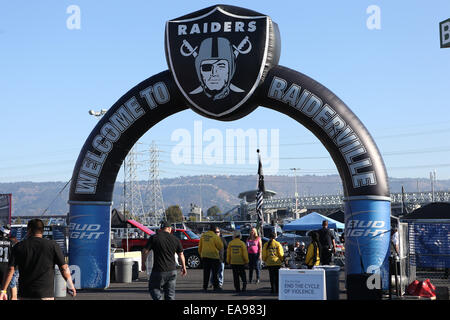 Oakland, Kalifornien, USA. 9. November 2014. Oakland Raiders Fan Eingabe '' Raiderville'', vor dem Start der NFL Football-Spiel zwischen den Denver Broncos und die Oakland Raiders im O.co Coliseum in Oakland, Kalifornien. © Csm/Alamy Live-Nachrichten Stockfoto