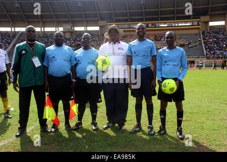 Mandela-Stadion, Kampala, Uganda. 9. November 2014. Ugandische Präsident Yoweri Museveni (c) posiert mit Schiedsrichter beim Starten "Schützen das Ziel" anti-HIV/Hilfsaktion. Die weltweite Kampagne gegen die wichtigsten Krankheiten einschließlich Malaria startete während der 201 FIFA WOrld Cup in Südafrika Credit: Samson Opus/Alamy Live News Stockfoto