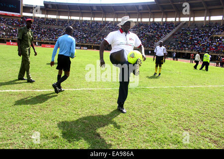 Mandela-Stadion, Kampala, Uganda. 9. November 2014. Ugandische Präsident Yoweri Museveni (c) jongliert den Ball in Unterstützung der "schützen das Ziel" anti-HIV/Hilfsaktion. Die weltweite Kampagne gegen die wichtigsten Krankheiten einschließlich Malaria startete während der 201 FIFA WOrld Cup in Südafrika Credit: Samson Opus/Alamy Live News Stockfoto