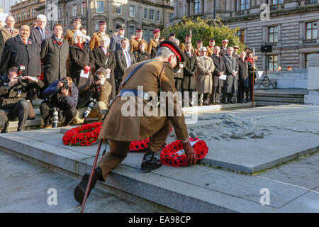 Glasgow, Vereinigtes Königreich. 9. November 2014. Die jährliche Remembrance Day Parade fand am Cenotaph in George Square, Glasgow, außerhalb der Stadt Kammern statt.  Alle schottischen Regimenter und Streitkräfte waren bei der Parade vertreten und viele Würdenträger und Mitglieder des schottischen Parlaments besuchte auch Kränze, darunter Nicola Sturgeon, erste Minsiter benennen, Johanne Lamont, letzten Führer der Labour Party in Schottland und Ruth Davidson, Führer der schottischen konservativen zu legen. Bildnachweis: Findlay/Alamy Live-Nachrichten Stockfoto