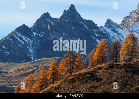 herbstliche Berglandschaft in der Nähe von Zermatt in der Schweiz Stockfoto