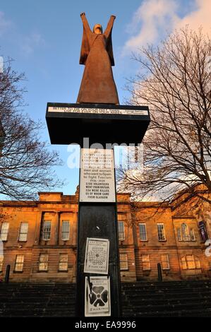 Glasgow, Vereinigtes Königreich. 9. November 2014. Remembrance Sunday in Glasgow: La Pasionaria Statue in Glasgow mit "schwarzen Mohn" und "Antimilitarismus" Poster dekoriert. Bildnachweis: Tony Clerkson/Alamy Live-Nachrichten Stockfoto