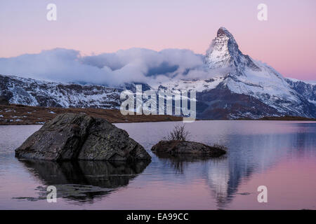 Matterhorn in den frühen Morgenstunden mit Relfection in StelliSee, Zermatt, Schweiz Stockfoto