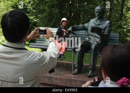 Touristen fotografieren mit dem berühmten russischen Komponisten Peter Tchaikovsky-Denkmal in Klin in der Nähe von Moskau, Russland. Stockfoto