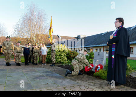 Erskine, UK. 9. November 2014. Die Royal British Legion, Fahrer Branch, Legion Schottland - ein eingetragener Verein, die zusammen bringt Motorrad-Enthusiasten und "Respekt" für die ex-service Gemeinschaft und Veteranen.  Im vergangenen Jahr hat der Fahrer Zweig £1500 durch verschiedene Sammlungen, Flohmärkte usw. abgegrenzt. Am 9. November MESHELL MULQUEEN ein Mitglied der Legion Schottland und anderen Mitgliedern des Vereins ein Gedenkgottesdienst im Krankenhaus besuchte und danach übergab einen Scheck für £1500 STEVE CONWAY, Chief Executive von Erskine Krankenhaus. Bildnachweis: Findlay/Alamy Live-Nachrichten Stockfoto