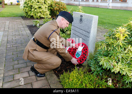 Erskine, UK. 9. November 2014. Die Royal British Legion, Fahrer Branch, Legion Schottland - ein eingetragener Verein, die zusammen bringt Motorrad-Enthusiasten und "Respekt" für die ex-service Gemeinschaft und Veteranen.  Im vergangenen Jahr hat der Fahrer Zweig £1500 durch verschiedene Sammlungen, Flohmärkte usw. abgegrenzt. Am 9. November MESHELL MULQUEEN ein Mitglied der Legion Schottland und anderen Mitgliedern des Vereins ein Gedenkgottesdienst im Krankenhaus besuchte und danach übergab einen Scheck für £1500 STEVE CONWAY, Chief Executive von Erskine Krankenhaus. Bildnachweis: Findlay/Alamy Live-Nachrichten Stockfoto