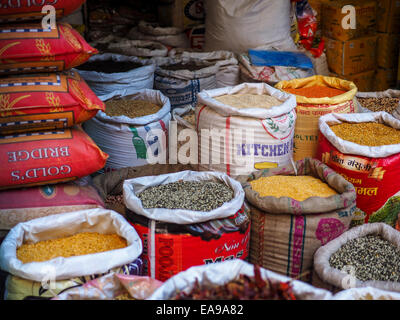 KATHMANDU, NEPAL - 17 Nov.: Lokale Frau auf der Straße verkauft lokale Gewürze am 17. November 2013. in Kathmandu, Nepal Stockfoto