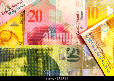 Ein angeordneten Set gebraucht, als gesetzliches Zahlungsmittel, Schweizerfranken-Banknoten. Die 10, 20 und 50 Franken Konfessionen sind alle vorhanden. Stockfoto