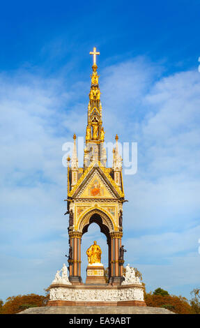 Das Albert Memorial in Kensington Gardens, London, England, direkt in den Norden der Royal Albert Hall. Helles Sonnenlicht Stockfoto