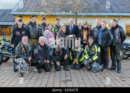 Erskine, UK. 9. November 2014. Die Royal British Legion, Fahrer Branch, Legion Schottland - ein eingetragener Verein, die zusammen bringt Motorrad-Enthusiasten und "Respekt" für die ex-service Gemeinschaft und Veteranen.  Im vergangenen Jahr hat der Fahrer Zweig £1500 durch verschiedene Sammlungen, Flohmärkte usw. abgegrenzt. Am 9. November MESHELL MULQUEEN ein Mitglied der Legion Schottland und anderen Mitgliedern des Vereins ein Gedenkgottesdienst im Krankenhaus besuchte und danach übergab einen Scheck für £1500 STEVE CONWAY, Chief Executive von Erskine Krankenhaus. Bildnachweis: Findlay/Alamy Live-Nachrichten Stockfoto