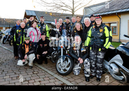 Erskine, UK. 9. November 2014. Die Royal British Legion, Fahrer Branch, Legion Schottland - ein eingetragener Verein, die zusammen bringt Motorrad-Enthusiasten und "Respekt" für die ex-service Gemeinschaft und Veteranen.  Im vergangenen Jahr hat der Fahrer Zweig £1500 durch verschiedene Sammlungen, Flohmärkte usw. abgegrenzt. Am 9. November MESHELL MULQUEEN ein Mitglied der Legion Schottland und anderen Mitgliedern des Vereins ein Gedenkgottesdienst im Krankenhaus besuchte und danach übergab einen Scheck für £1500 STEVE CONWAY, Chief Executive von Erskine Krankenhaus. Bildnachweis: Findlay/Alamy Live-Nachrichten Stockfoto