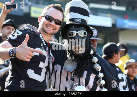 Oakland, Kalifornien, USA. 9. November 2014. Oakland Raiders-Fans wartet auf den Start der NFL Football-Spiel zwischen den Denver Broncos und die Oakland Raiders im O.co Coliseum in Oakland, Kalifornien. Bildnachweis: Csm/Alamy Live-Nachrichten Stockfoto