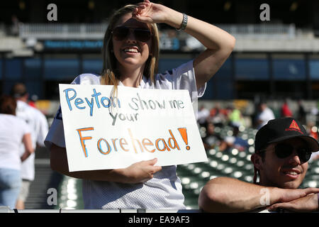 Oakland, Kalifornien, USA. 9. November 2014. Denver Broncos Fans wartet auf den Start der NFL Football-Spiel zwischen den Denver Broncos und die Oakland Raiders im O.co Coliseum in Oakland, Kalifornien. Bildnachweis: Csm/Alamy Live-Nachrichten Stockfoto