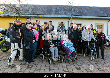 Erskine, UK. 9. November 2014. Die Royal British Legion, Fahrer Branch, Legion Schottland - ein eingetragener Verein, die zusammen bringt Motorrad-Enthusiasten und "Respekt" für die ex-service Gemeinschaft und Veteranen.  Im vergangenen Jahr hat der Fahrer Zweig £1500 durch verschiedene Sammlungen, Flohmärkte usw. abgegrenzt. Am 9. November MESHELL MULQUEEN ein Mitglied der Legion Schottland und anderen Mitgliedern des Vereins ein Gedenkgottesdienst im Krankenhaus besuchte und danach übergab einen Scheck für £1500 STEVE CONWAY, Chief Executive von Erskine Krankenhaus. Bildnachweis: Findlay/Alamy Live-Nachrichten Stockfoto