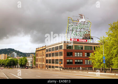 PORTLAND-Mai 04: Berühmte alte Stadt Portland Oregon Leuchtreklame auf 4. Mai 2014 in Portland, Oregon. Die Zeichen steht westwärts traffi Stockfoto