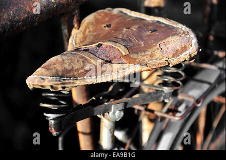 Detail mit zerrissenen braunen Leder Fahrradsattel Stockfoto