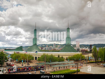 PORTLAND - 5.Mai: Oregon Convention Center am 5. Mai 2014 in Portland, Oregon. Abgeschlossen im Jahre 1989 und 1990 eröffnet, liegt es Stockfoto